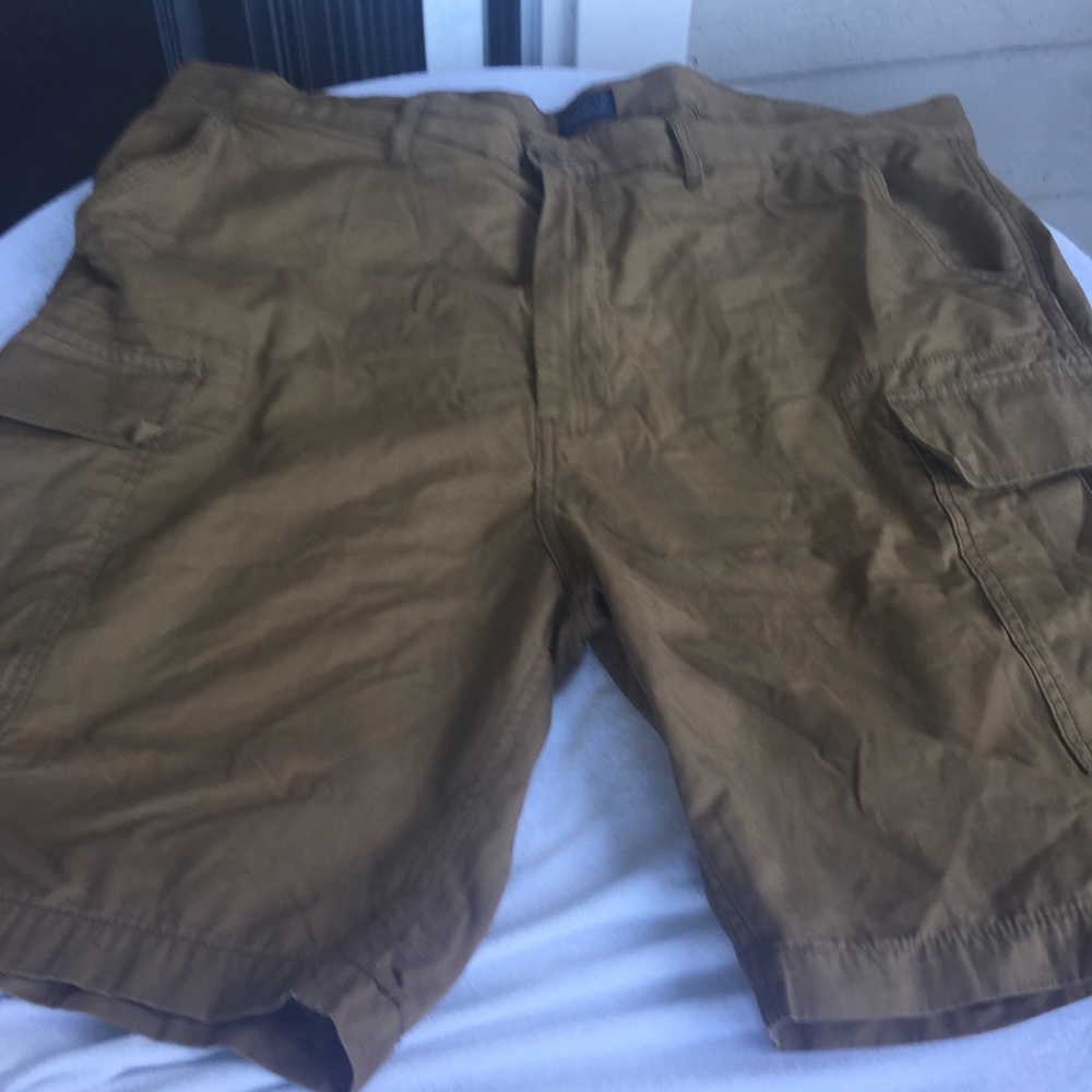 Use cargo short pant it can be for men or woman